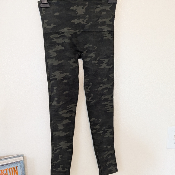 SPANX Seamless Camo Leggings xs - Picture 5 of 5